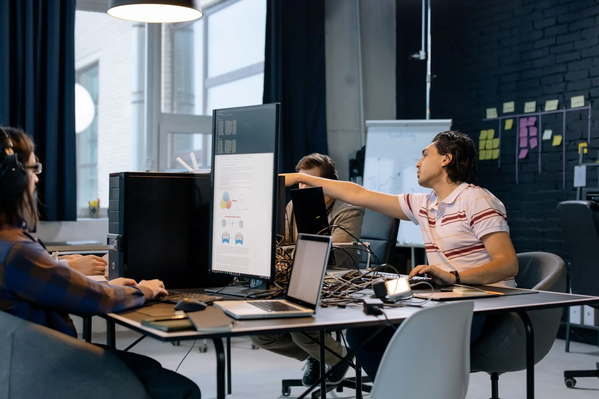 hombres en una oficina trabajando con computadoras