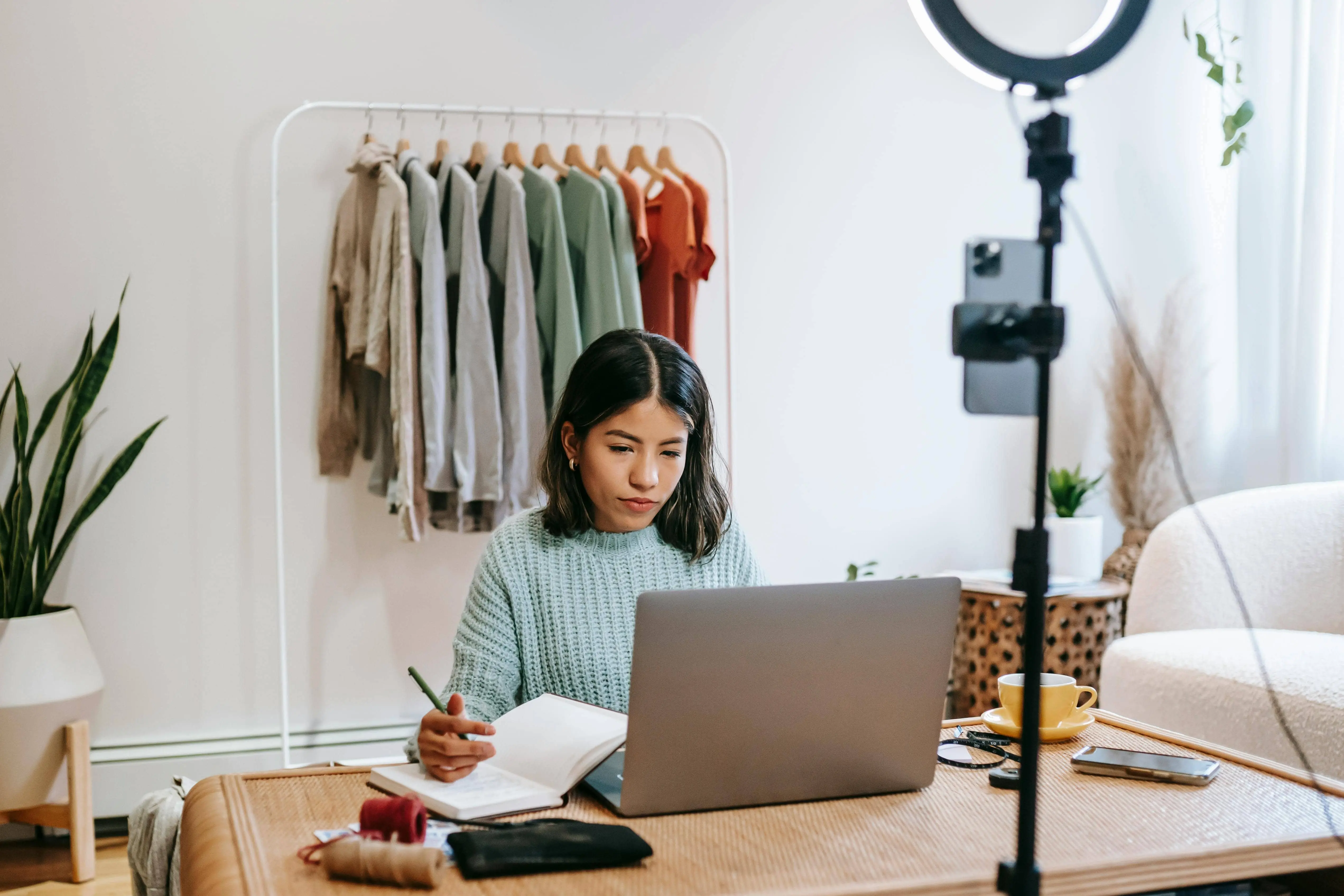 mujer con notebook