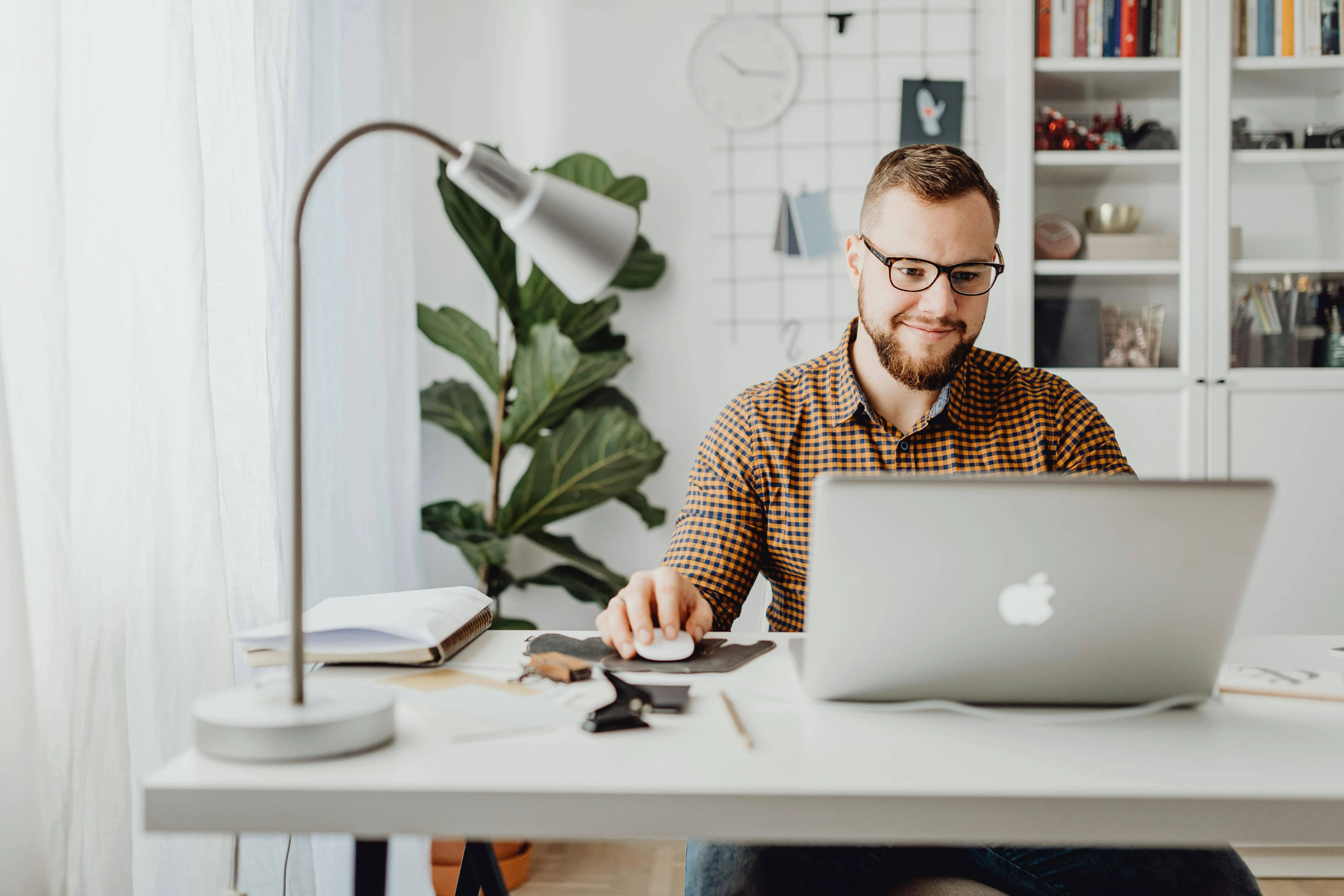 hombre en laptop