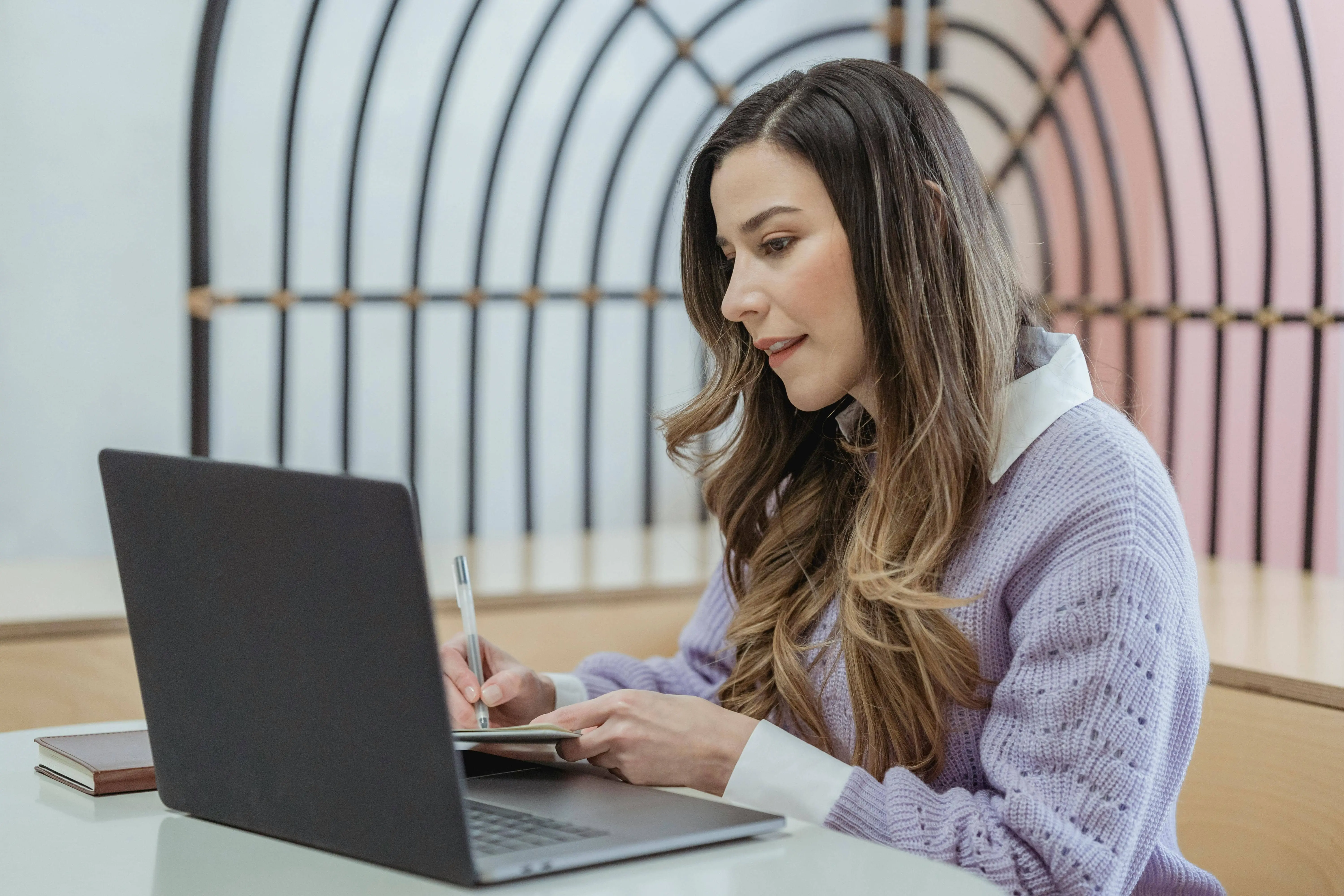 mujer con laptop