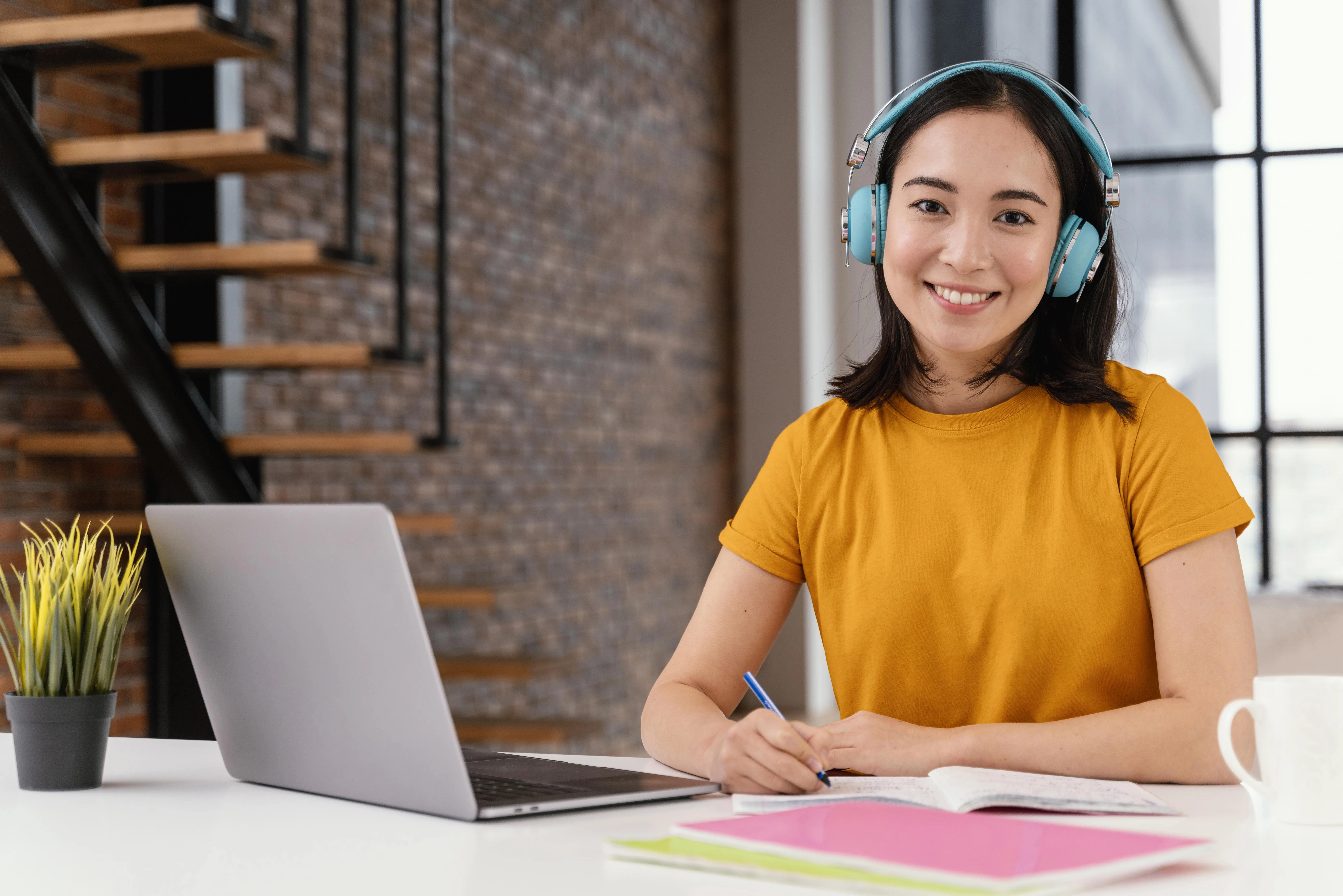 mujer en escritorio con una computadora